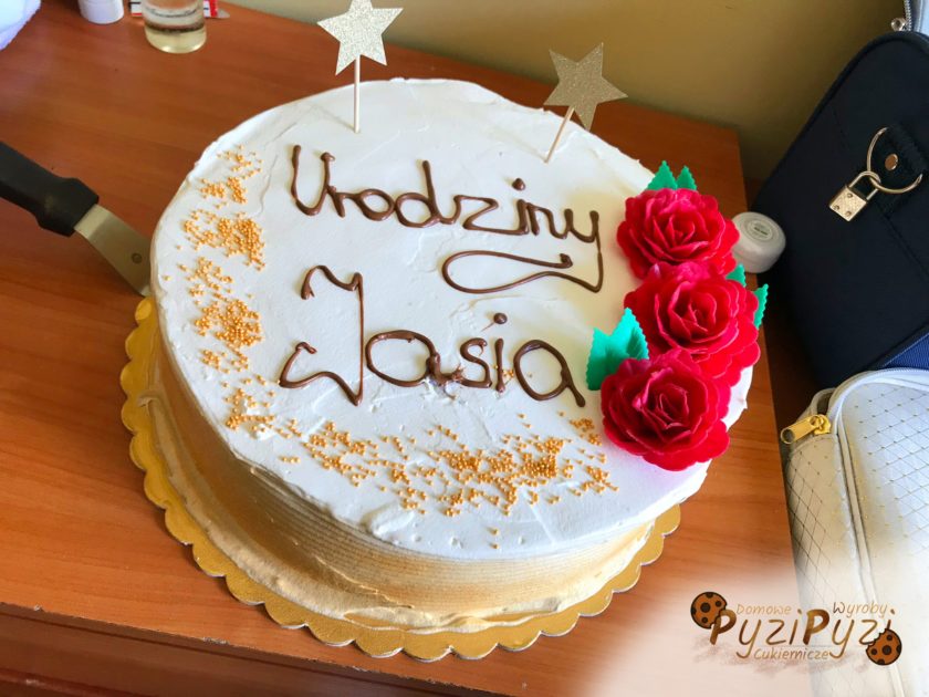 tort_okazjonalny_urodzinowy_na_ssmietanie