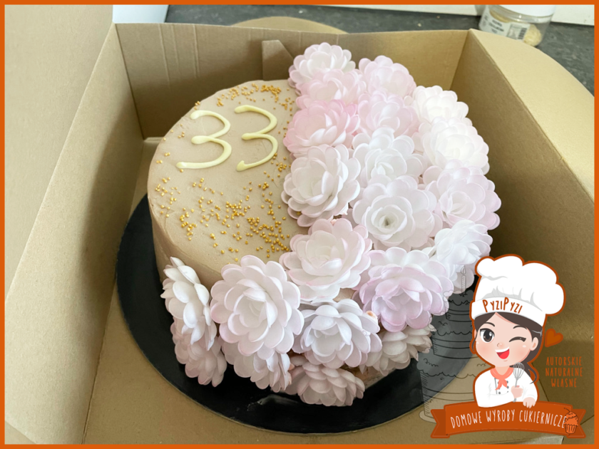 tort_z_kwiatami_roz_pyzipyzi