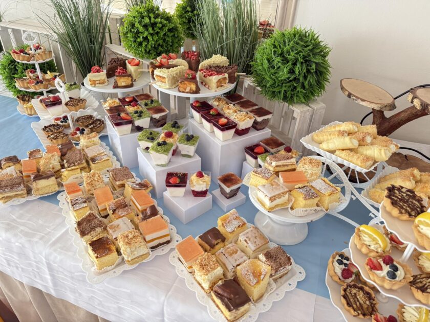 Słodki stół na białej zastawie